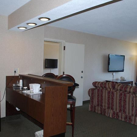 Ramada By Wyndham Triangle/Quantico Hotel Room photo