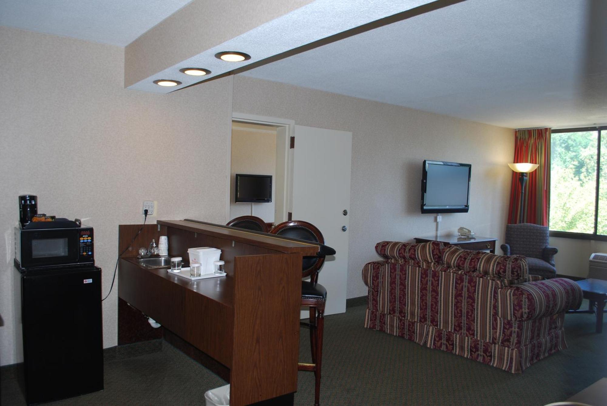 Ramada By Wyndham Triangle/Quantico Hotel Room photo